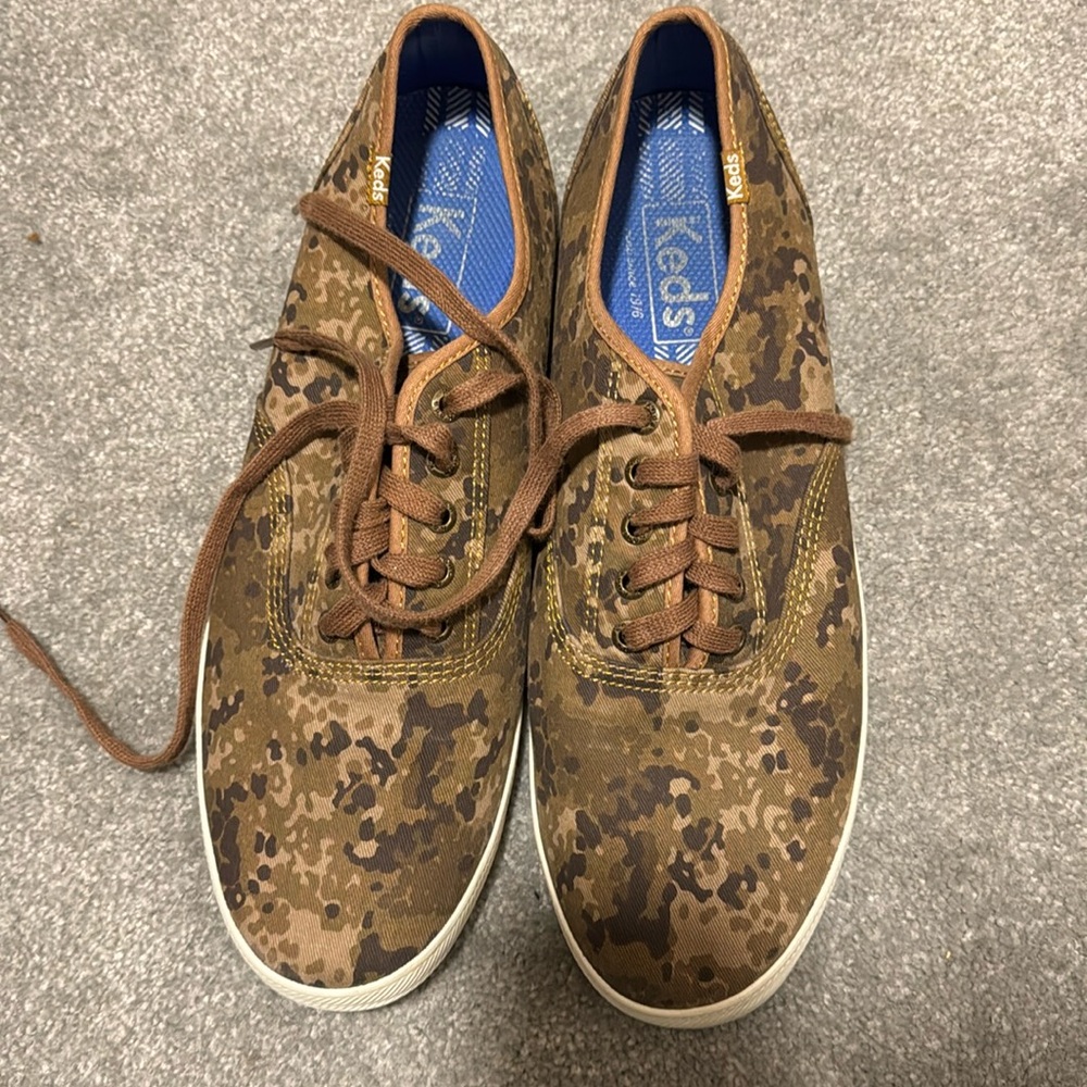 Men’s size 11 camo keds.  Worn once